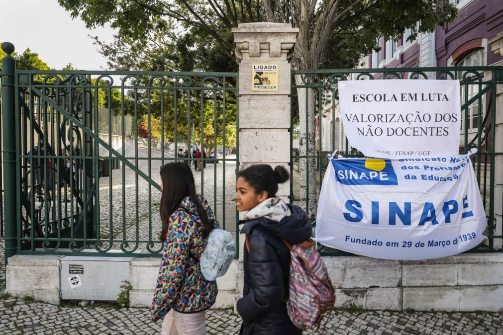 Escolas encerradas e serviços fechados em todo o país devido a greve