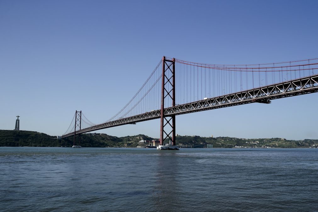 Camião larga terra na Ponte 25 de Abril | Trânsito reaberto mas com condicionamentos