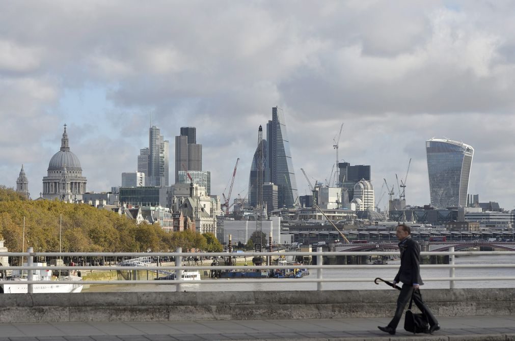 Forte tempestade leva a cancelamento de voos em Londres