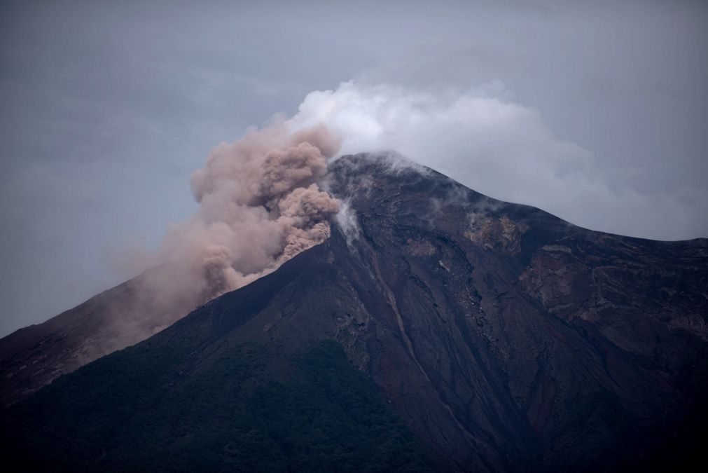 Guatemala: Vulcão já matou 109 pessoas e projeta nuvem tóxica de gás e cinzas