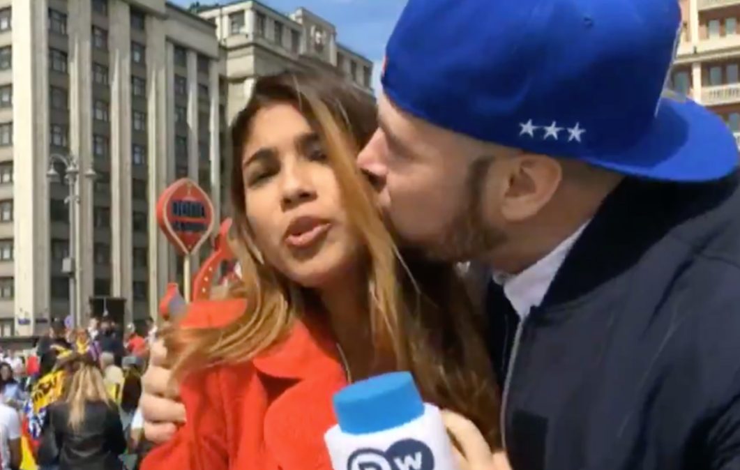 Mundial 2018: Jornalista é beijada e agarrada no peito em direto [vídeo]