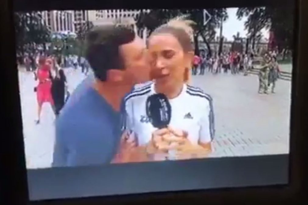 Jornalista beijada em direto durante o Mundial sente-se assediada [vídeo]