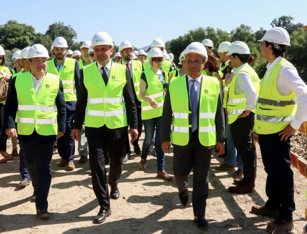 Limpeza da rodovia e ferrovia está a ser feita com prioridade para a zona de risco