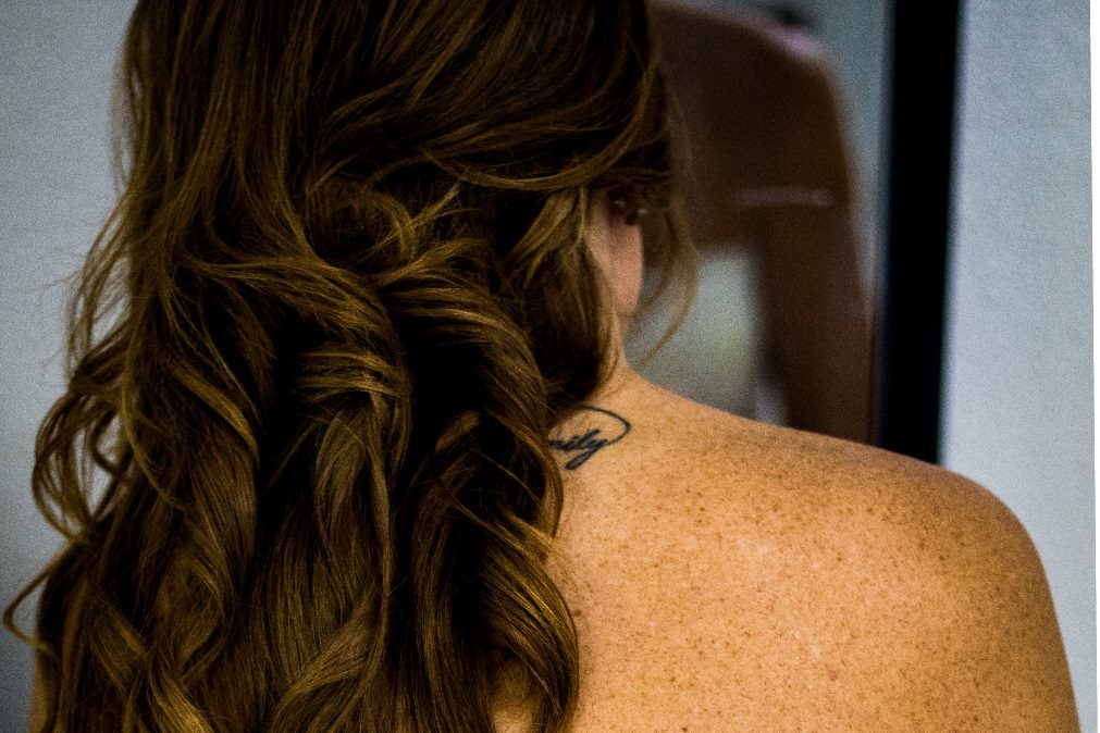 10 penteados que pode fazer em casa quando é convidada para um casamento