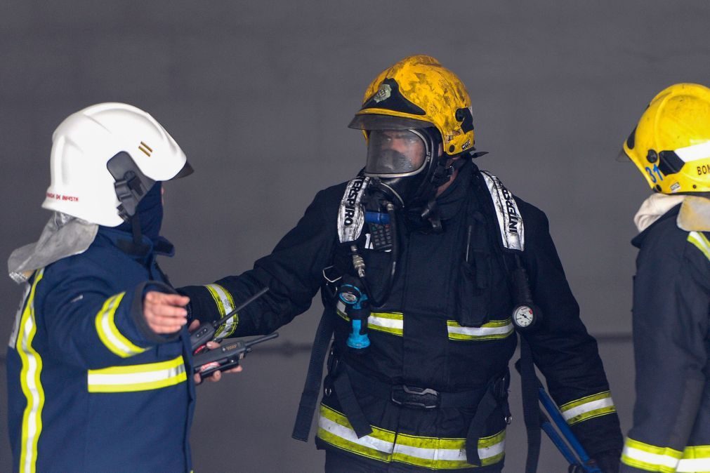 Incêndio em armazém em Camarate mobiliza dezenas de bombeiros