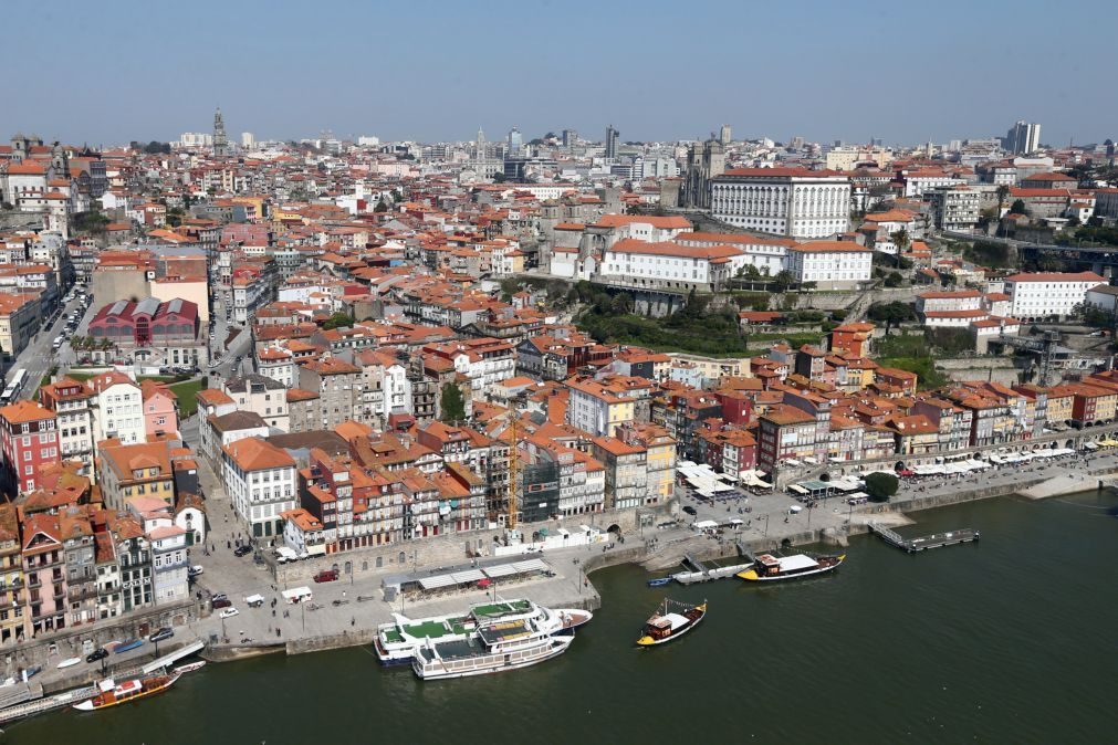 Queda de árvore na Praça da República no Porto danificou cinco viaturas