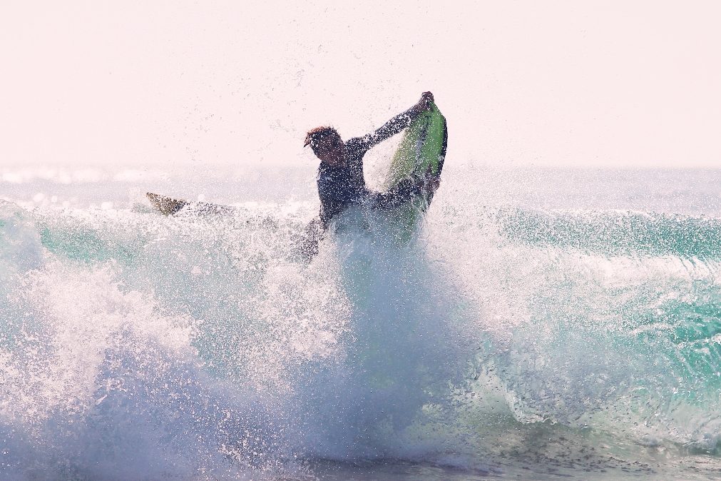 ALERTA | Helicóptero junta-se às buscas por bodyboarder desaparecido na Costa da Caparica