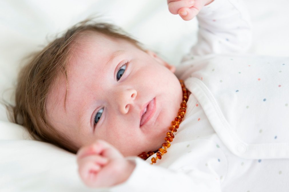 Colares de âmbar são inúteis e perigosos para os bebés, avisa a DECO