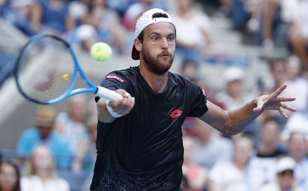 Ténis: João Sousa eliminado nas meias-finais do torneio de Chengdu