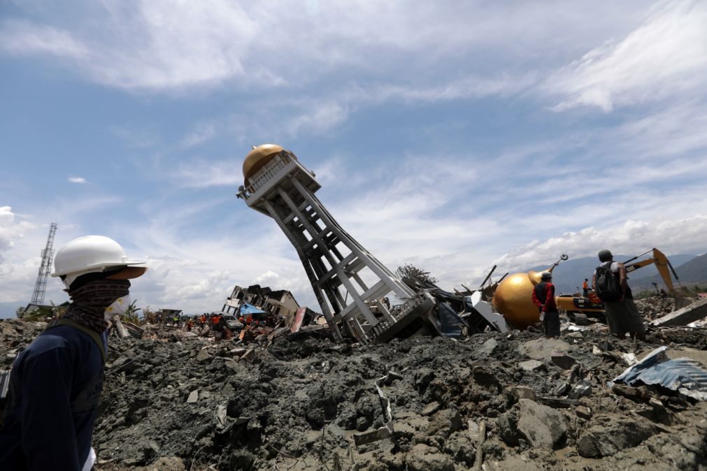 Número de mortes em sismo na Indonésia sobe para 2.010