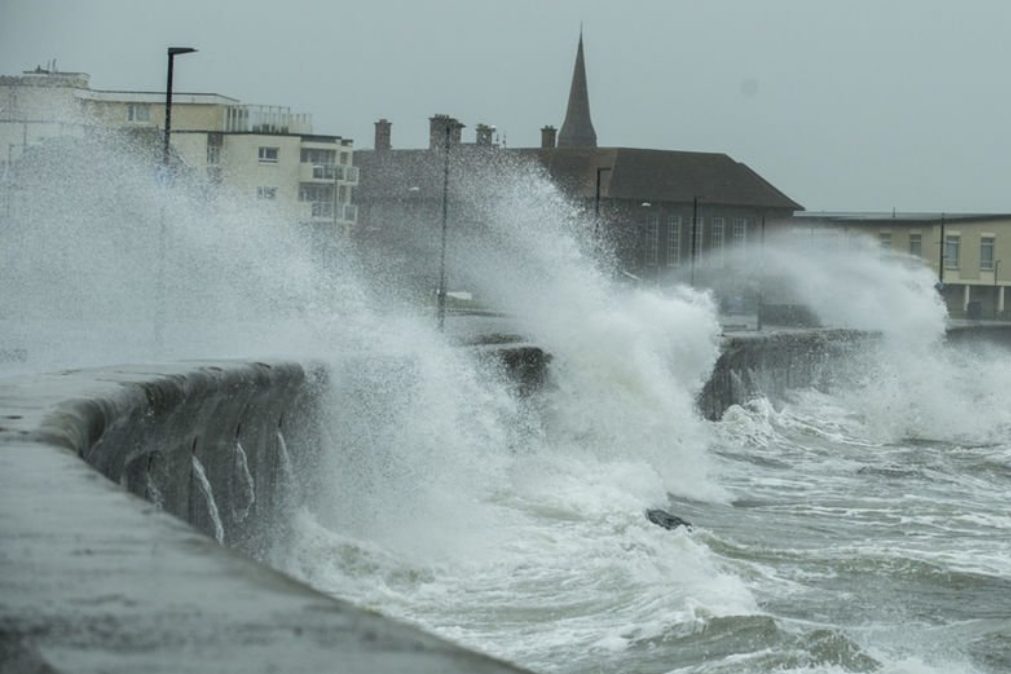 Tempestade Callum mata duas pessoas no Reino Unido [vídeos]