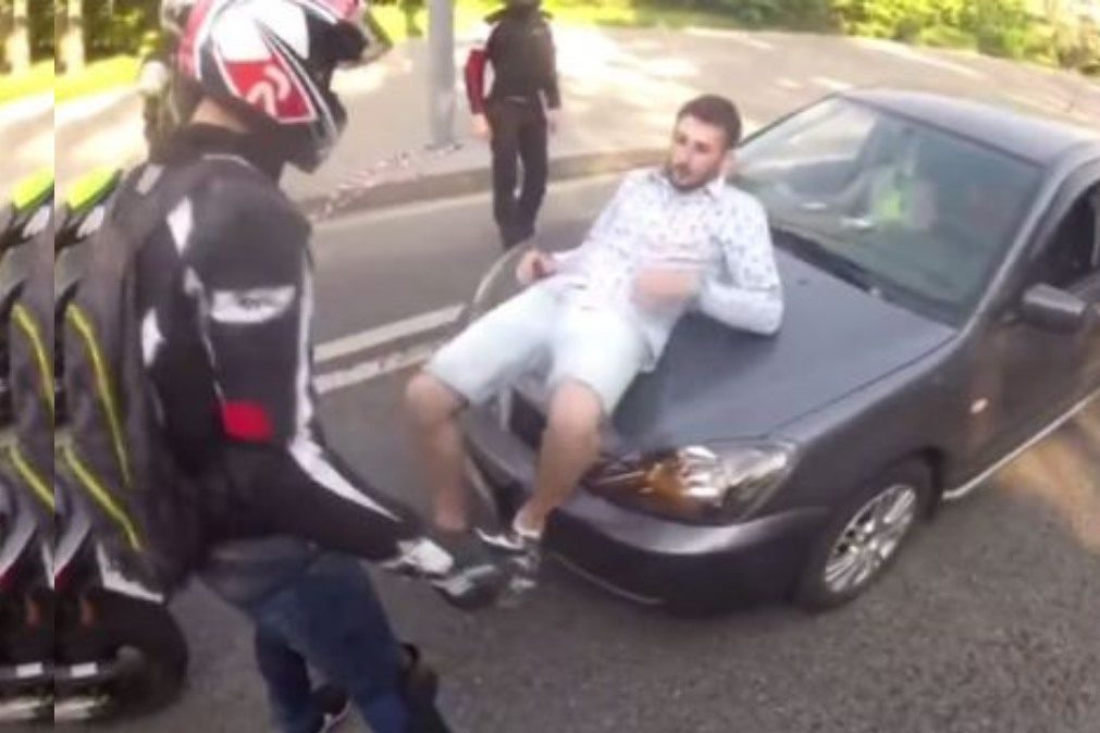 Simula agressão de motards para pedir namorada em casamento [vídeo]