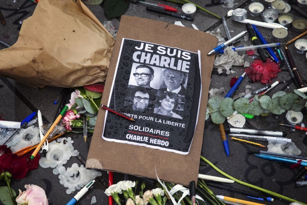 Suspeito de ordenar atentado no Charlie Hebdo sob custódia das autoridades francesas