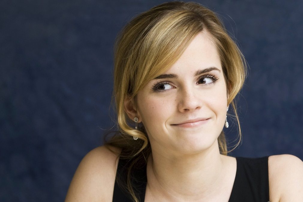 Emma Watson interrompe entrevista para ajudar jornalista