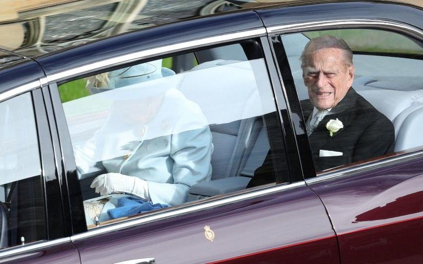 Duque de Edimburgo sofre acidente aparatoso. Jipe do marido da rainha Isabel II capota