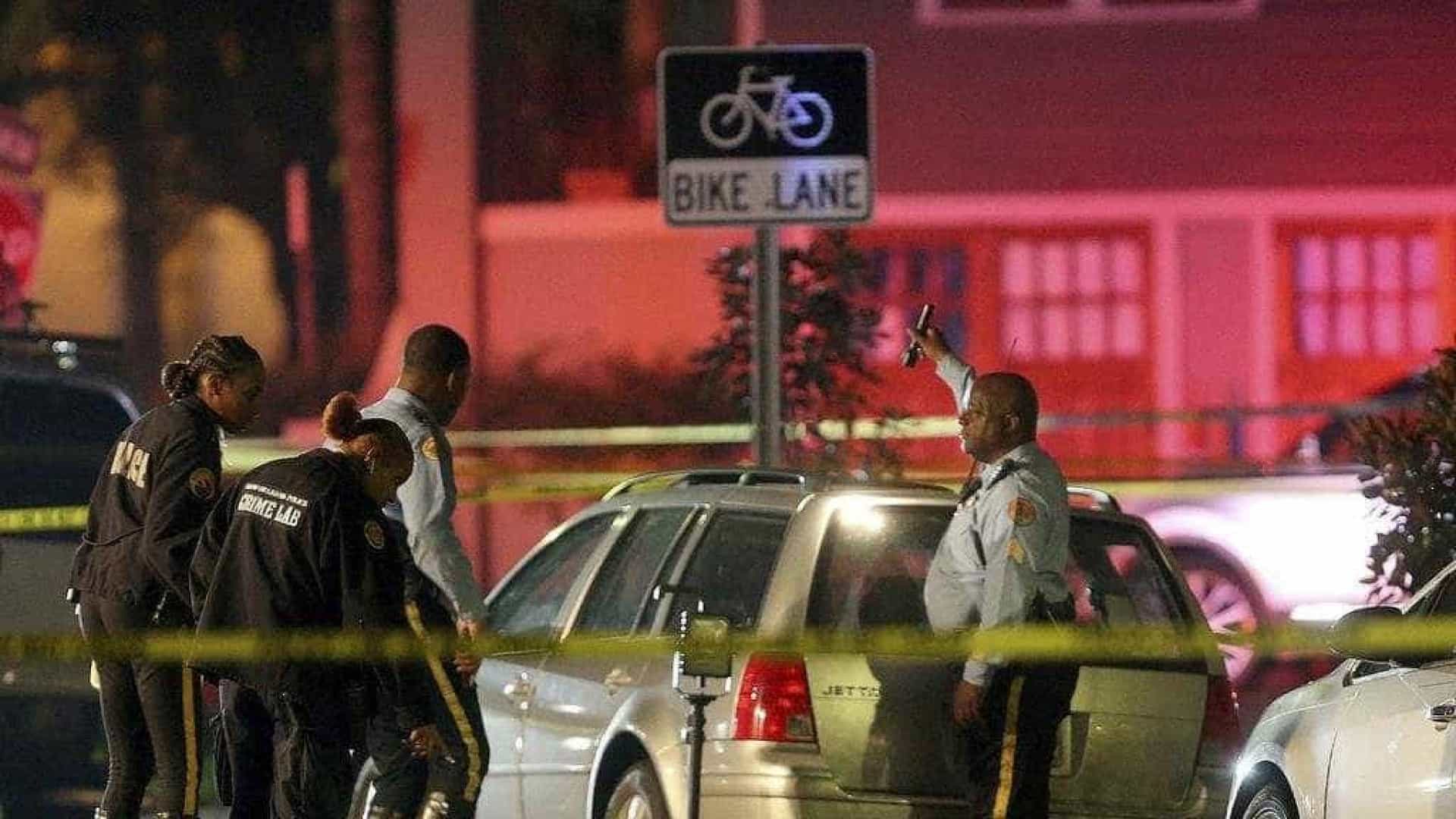 Carro abalroa multidão e faz 2 mortos e 6 feridos
