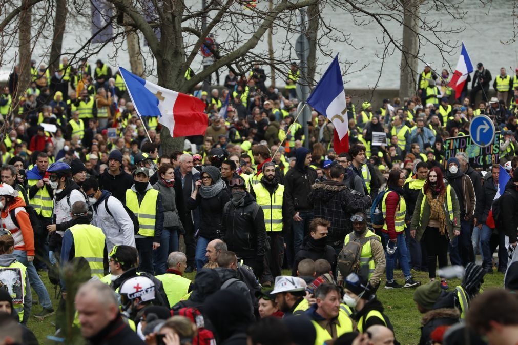 Coletes amarelos iniciam hoje bloqueio de Paris durante três dias