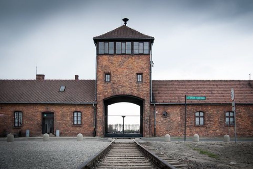 Fotos em Auschwitz? Museu pede a visitantes para que não o façam