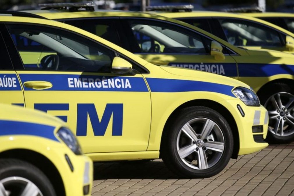 Dois bombeiros feridos em incêndio em empresa de reciclagem de Tondela