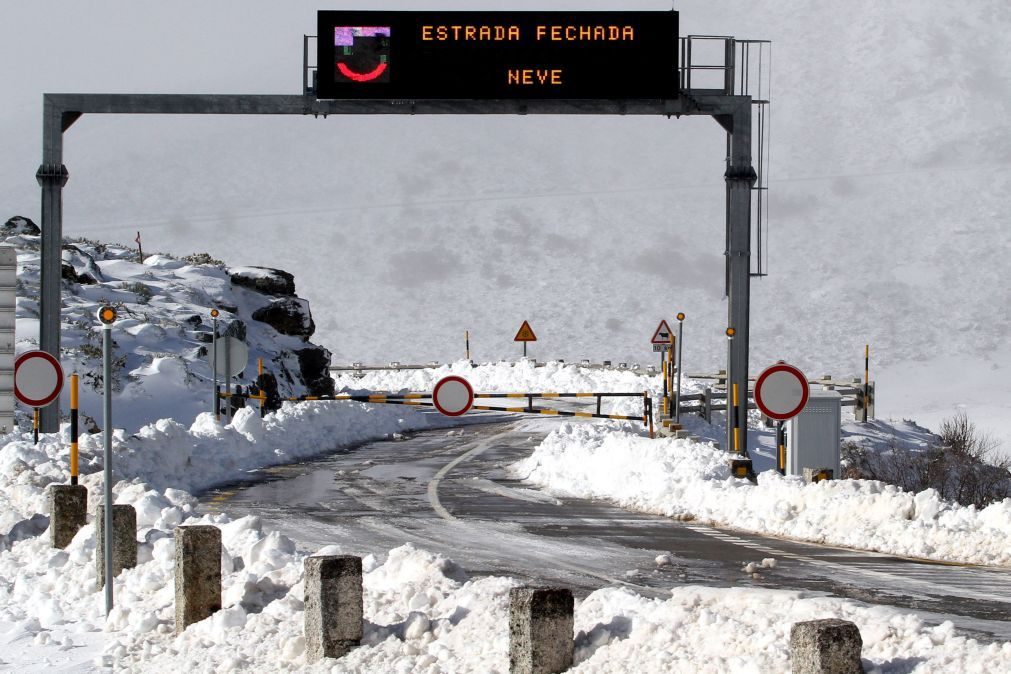 ALERTA | Estradas na Serra da Estrela encerradas devido à queda de neve