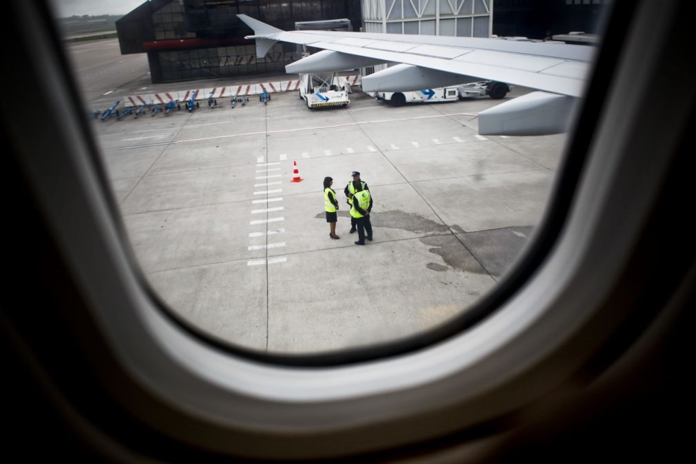 Passageiros com destino a Lisboa «esquecidos» no Aeroporto do Porto