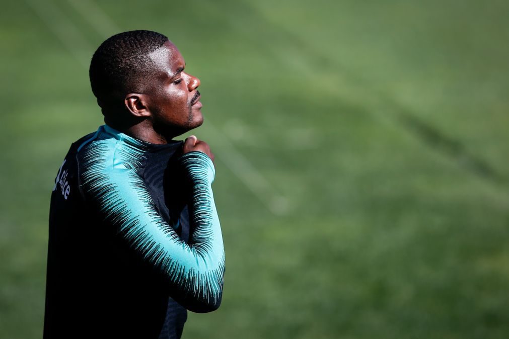 William Carvalho sofreu fratura no nariz e lesão muscular