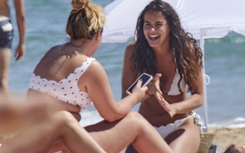 Sara Matos Arrasa na praia sem o namorado