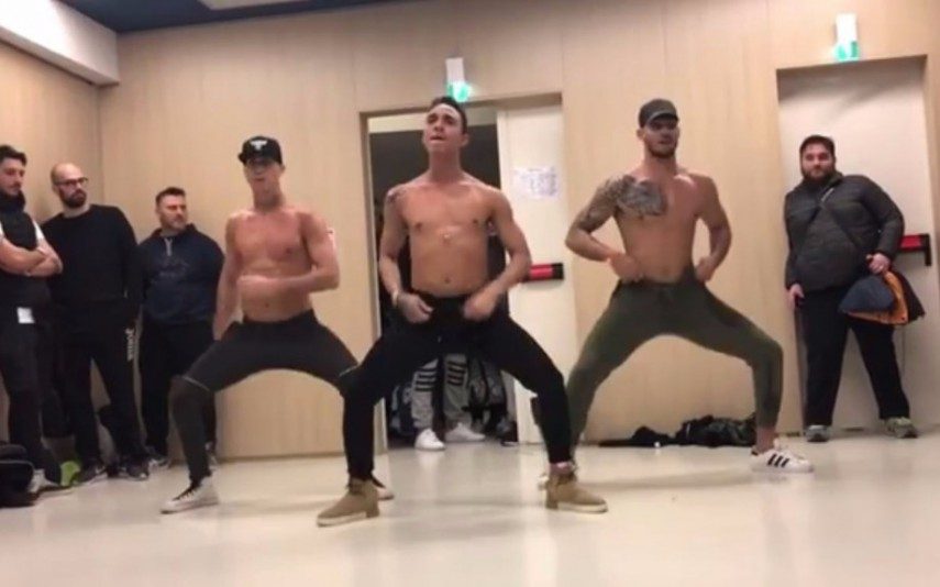 Vídeo Viral Grupo de bailarinos faz sucesso em tronco nu