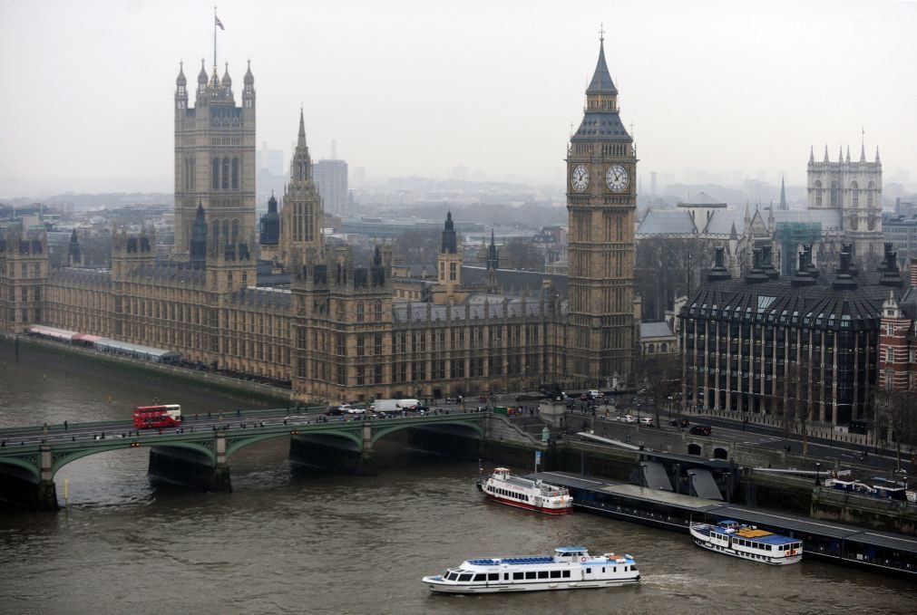 Polícia apunhalado e atacante alvejado no parlamento britânico