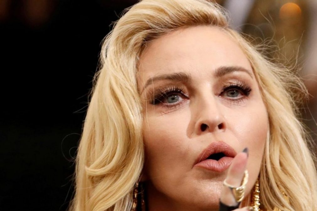 Madonna mostra os mamilos em protesto contra o Instagram