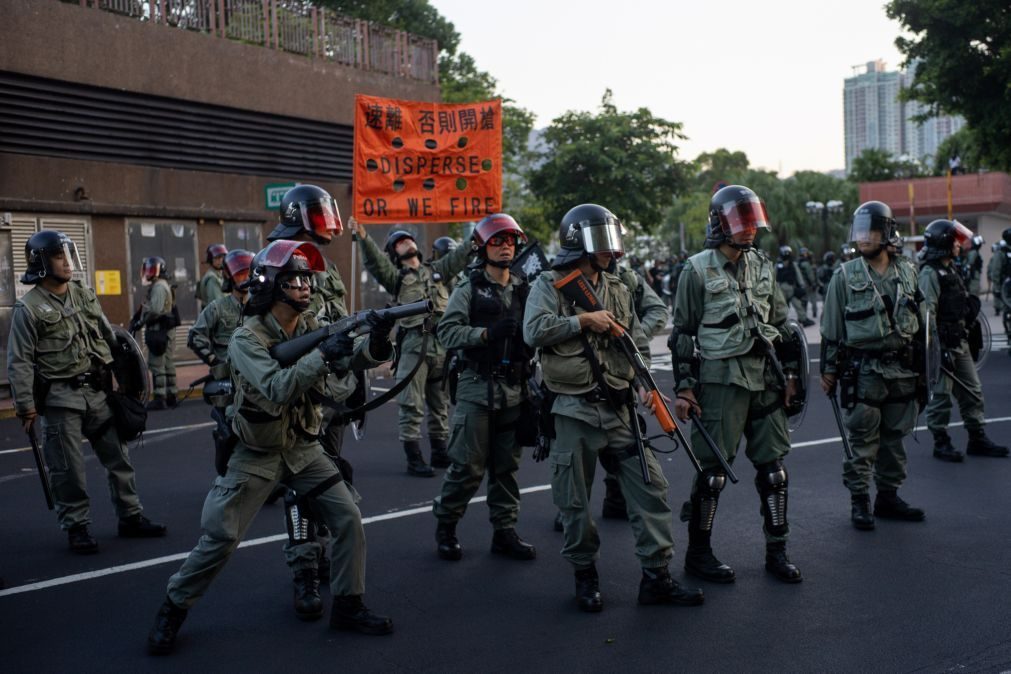 Polícia dispara balas de borracha sobre manifestantes em Hong Kong