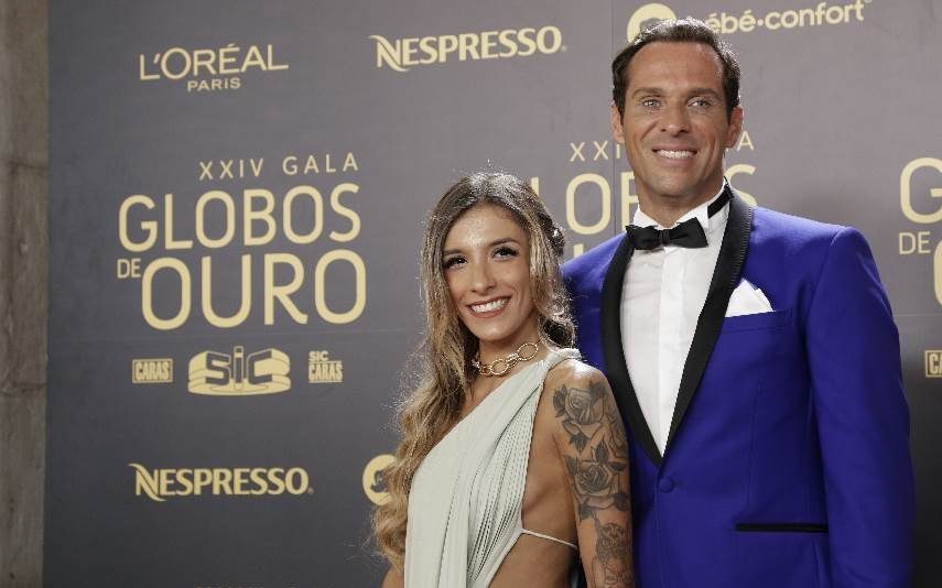 José Carlos Pereira Sorridente e apaixonado, oficializa romance com mulher 15 anos mais nova