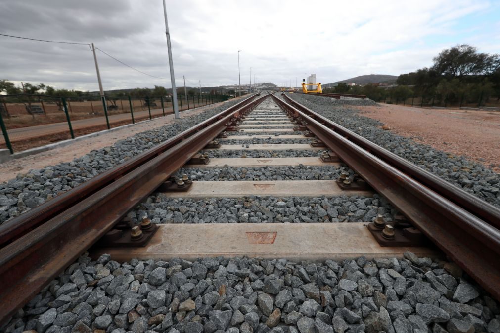 Comboio abalroa jipe em passagem de nível em Estômbar. Há um ferido grave