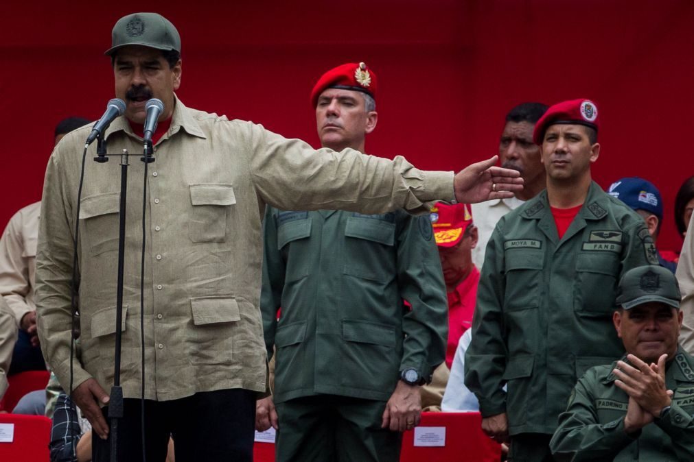 Nicolás Maduro aprova compra de 500 mil espingardas para milícia venezuelana