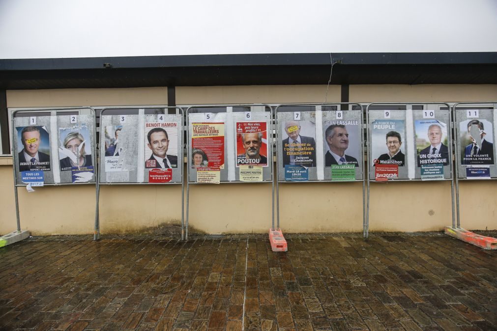 Fillon e Mélenchon aproximam-se ainda mais de Le Pen e Macron nas presidenciais francesas