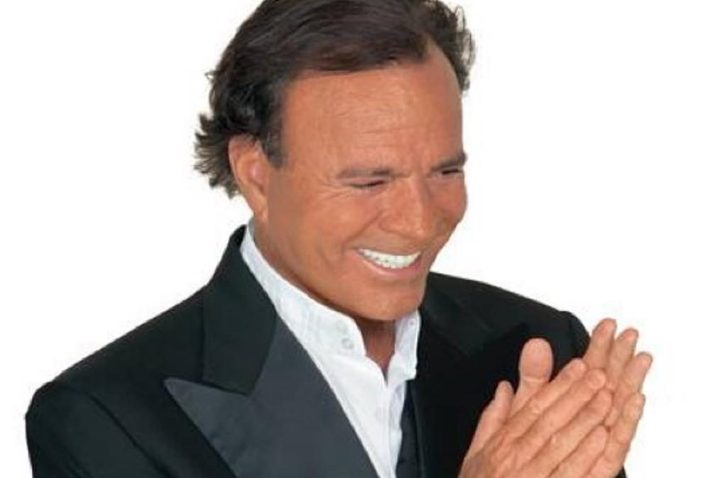 Julio Iglesias debilitado e amparado por duas fisioterapeutas. Veja a foto