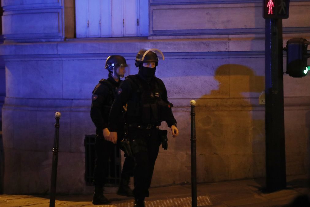 Atentado em Paris: Le Pen e Fillon cancelam ações no último dia de campanha eleitoral