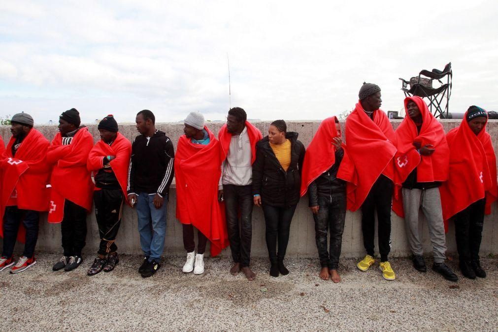 Duas embarcações com 63 imigrantes chegaram durante a noite às Canárias