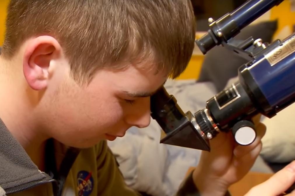 Foi estagiar para a NASA e ao terceiro dia descobriu um planeta com dois sóis