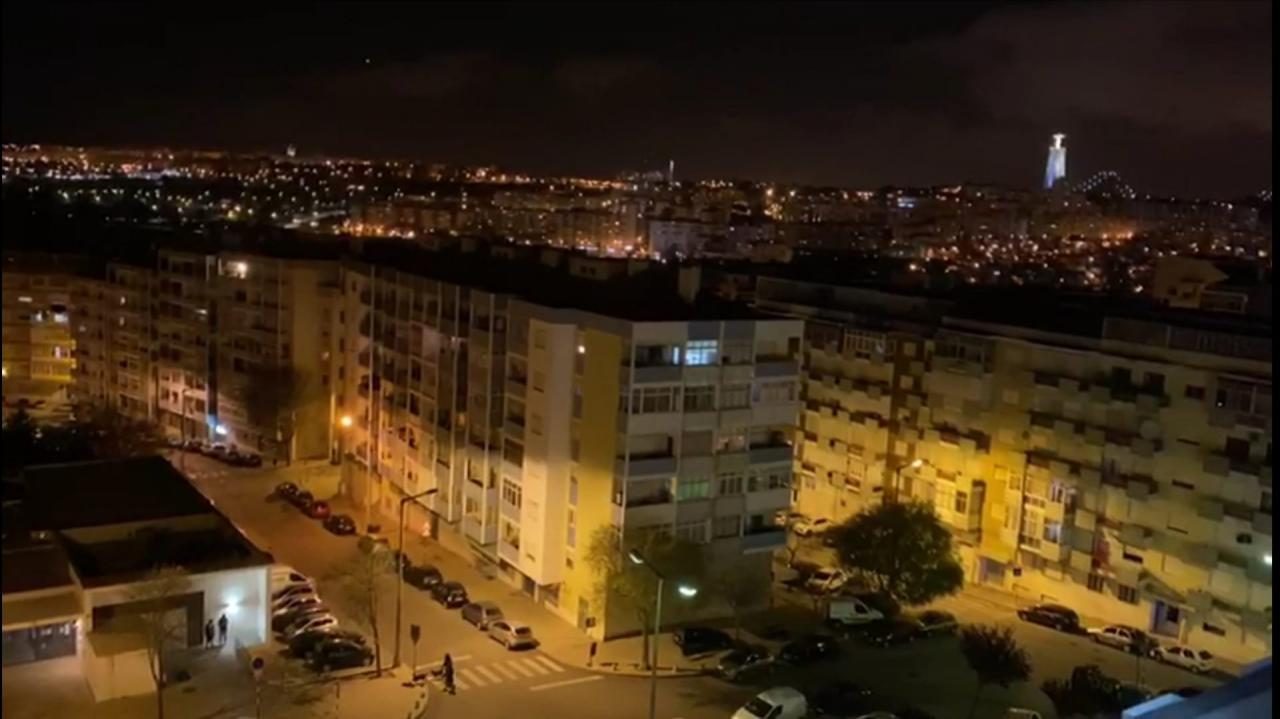 Cantou-se o hino nacional nas janelas portuguesas. Amanhã às 22h00 outra vez?