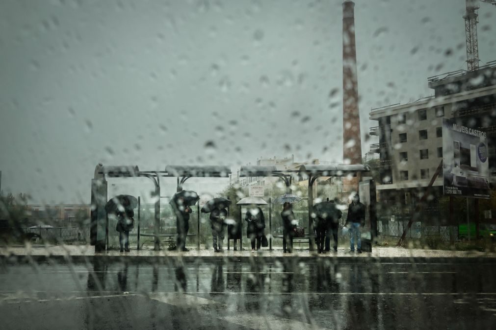 Detida mãe alcoolizada que estava à chuva com bebé de meses pelas ruas de Lisboa