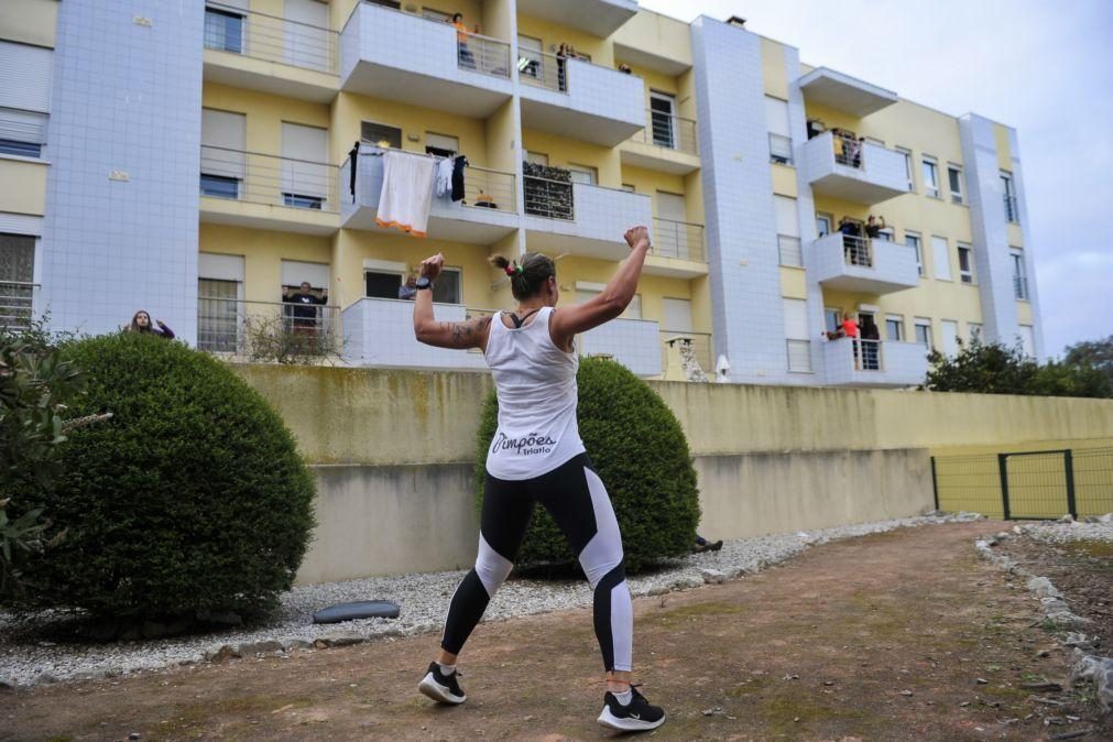 Covid-19: Moradores das Caldas da Rainha combatem isolamento com ginástica nas varandas