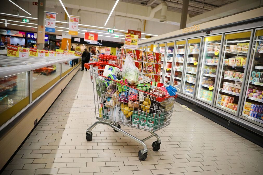 PAN quer impedir supermercados de deitarem para o lixo alimentos em condições