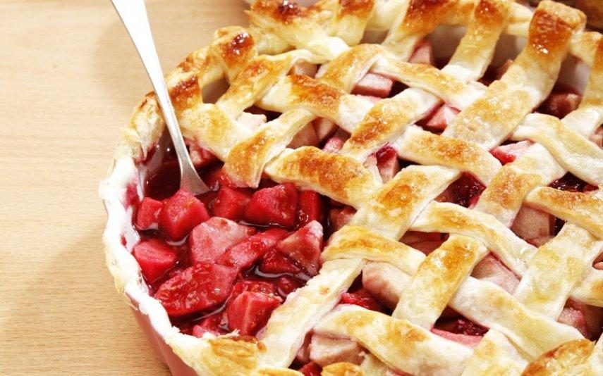 Culinária A receita deliciosa de tarte folhada de maçã e pêra com framboesa