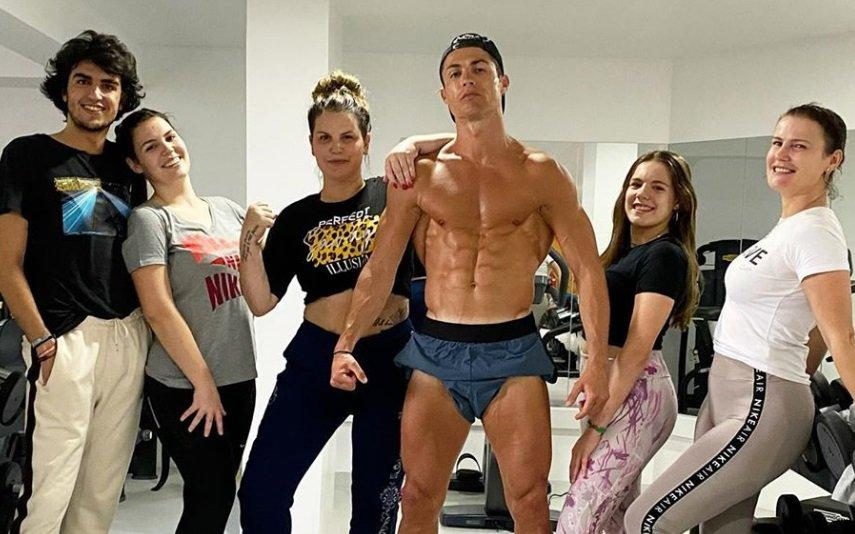 Filho de Katia Aveiro Cresceu, já anda na faculdade e já tem a altura de Cristiano Ronaldo