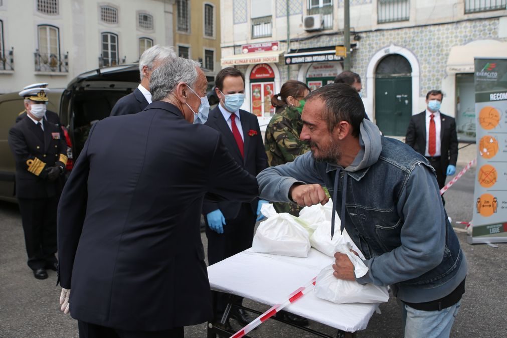 De luvas e máscara, Marcelo ajudou na distribuição de comida a quem precisa