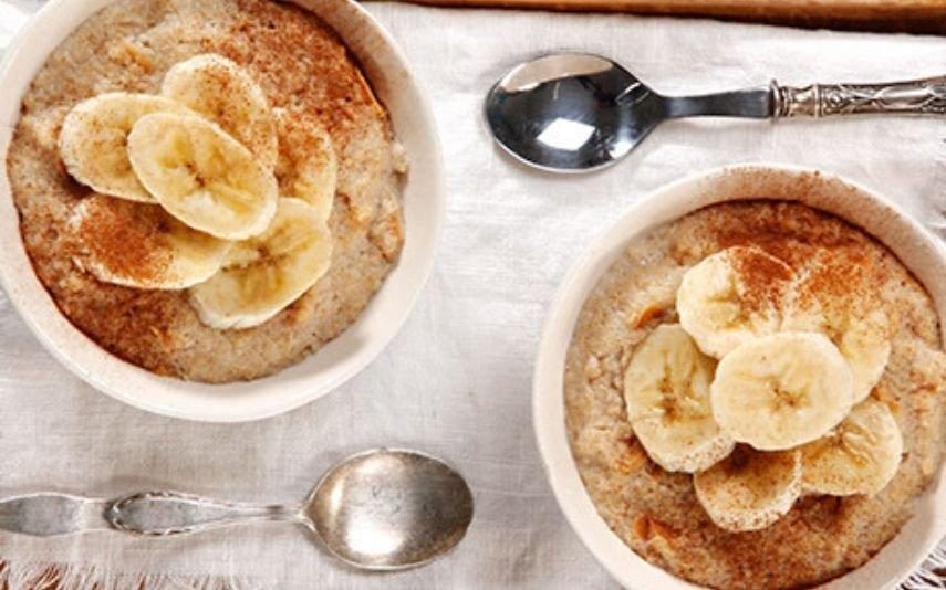 Estas papas de aveia com avelã e banana são perfeitas para começar o dia