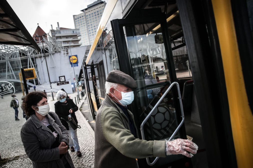 Utentes dos transportes em Lisboa viajam com medo. Autocarro «vinha carregadinho de gente»