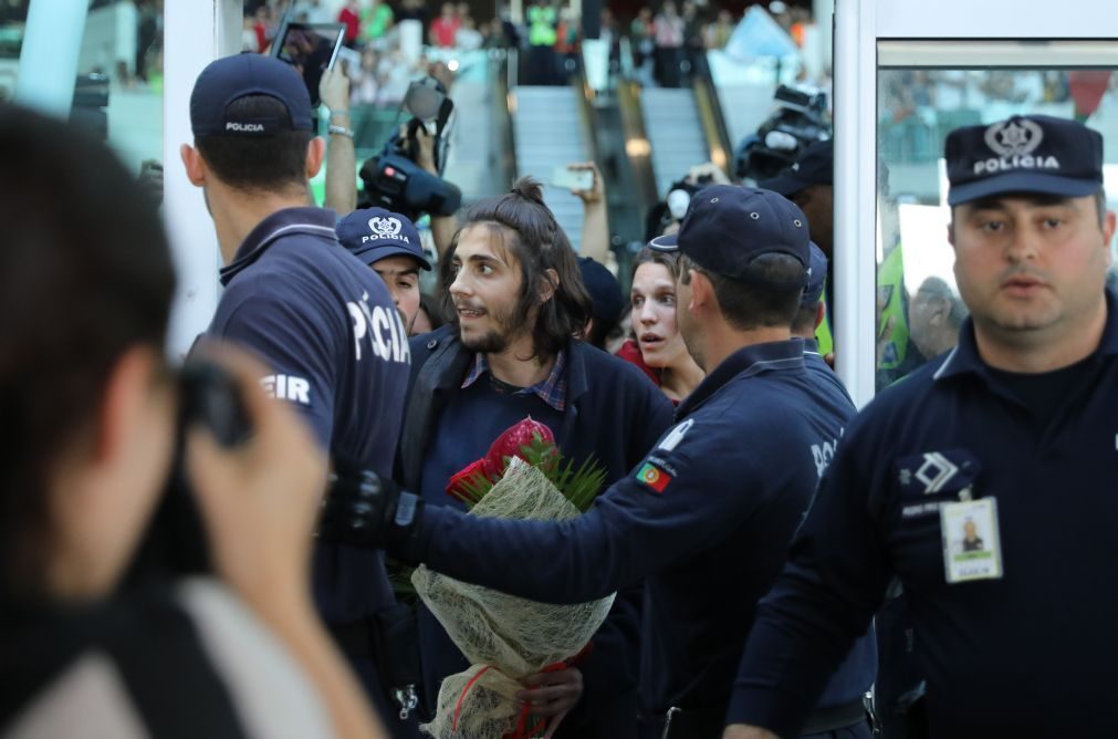 Multidão recebe Salvador Sobral como um herói no Aeroporto de Lisboa