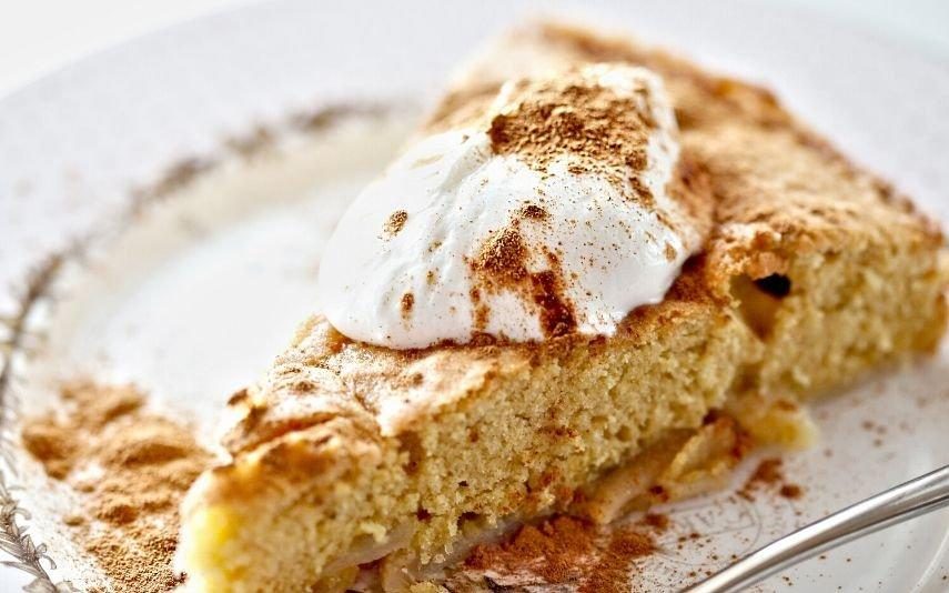 Bolo de banana na frigideira que fica pronto em 15 minutos